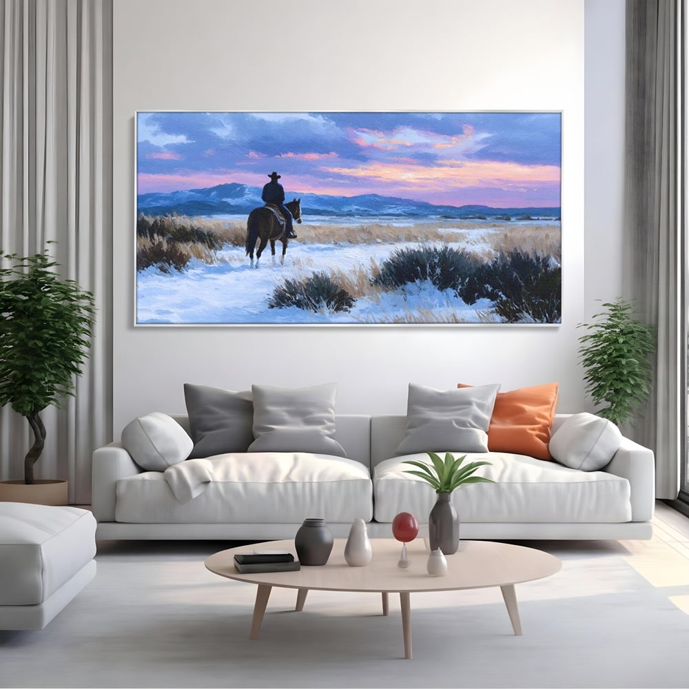 Tablou canvas cu pictura cu calaret cowboy in zapada, in rama de aluminiu argintiu, pe perete intr-un living